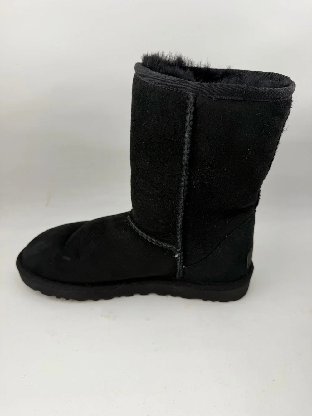 Ugg Women’s Classic Short II -SZ 6- Black Sheepskin Winter Comfort Boots
